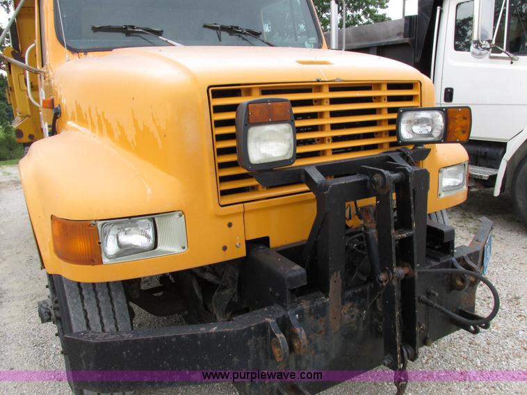 image for item I8977 1992 International 4900 dump truck