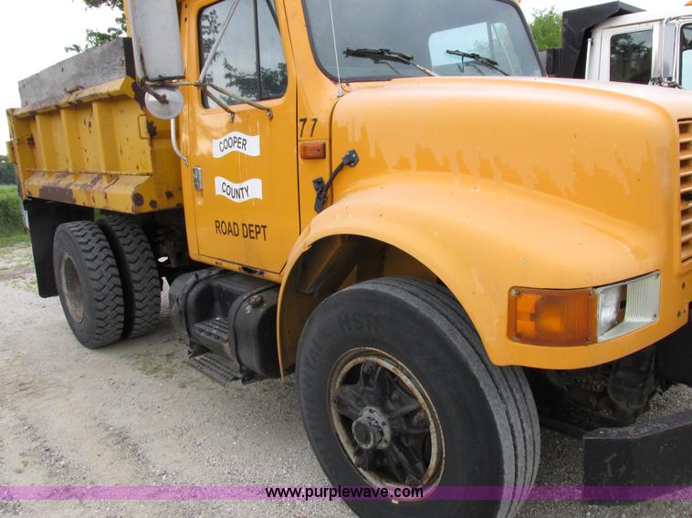 image for item I8977 1992 International 4900 dump truck