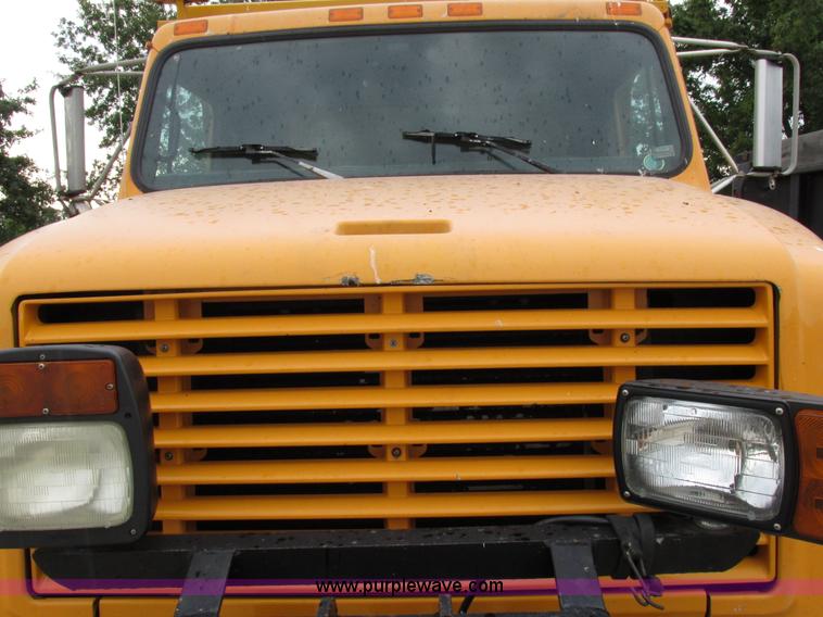 image for item I8977 1992 International 4900 dump truck