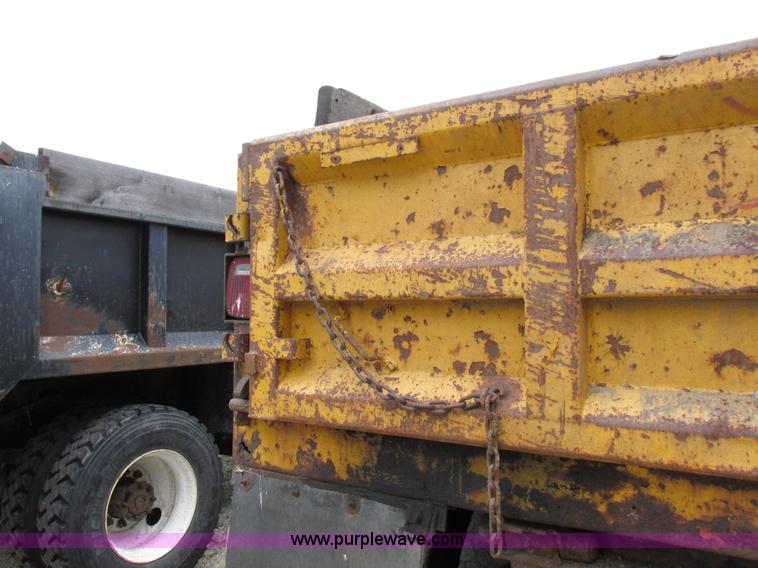 image for item I8977 1992 International 4900 dump truck
