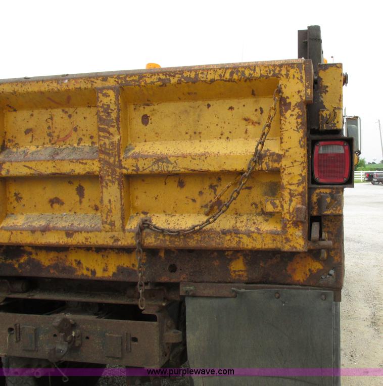 image for item I8977 1992 International 4900 dump truck