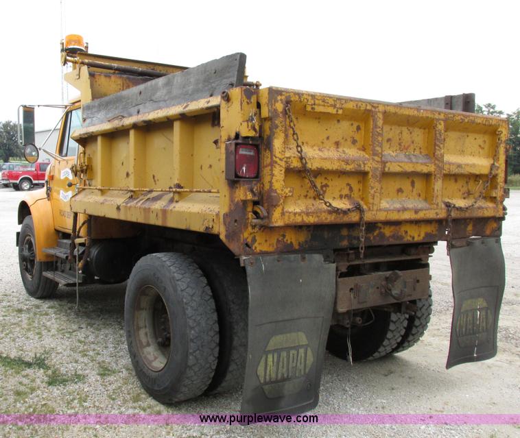 image for item I8977 1992 International 4900 dump truck