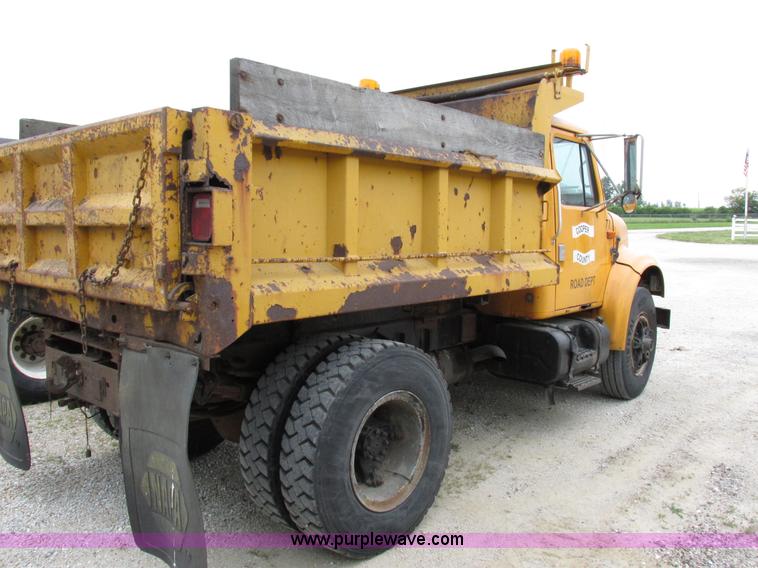image for item I8977 1992 International 4900 dump truck