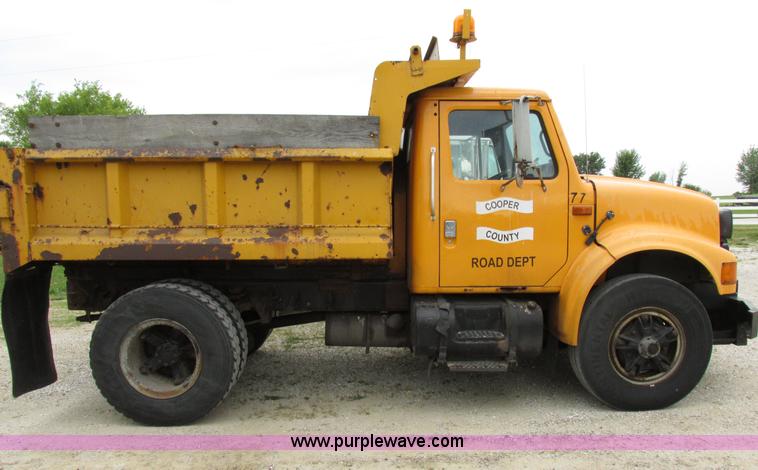 image for item I8977 1992 International 4900 dump truck