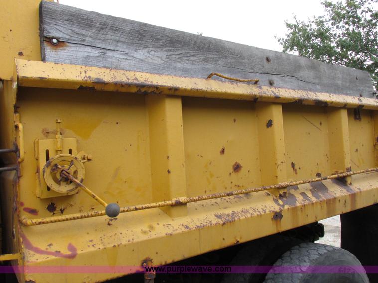 image for item I8977 1992 International 4900 dump truck