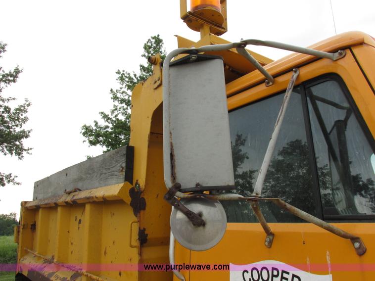 image for item I8977 1992 International 4900 dump truck