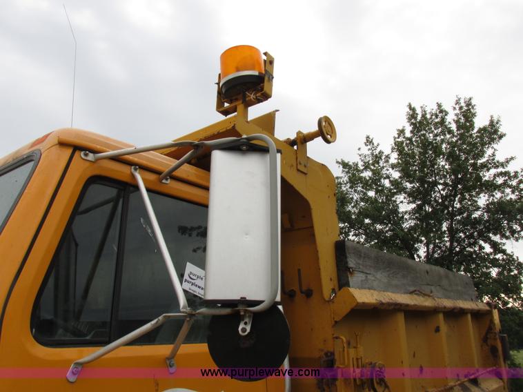 image for item I8977 1992 International 4900 dump truck
