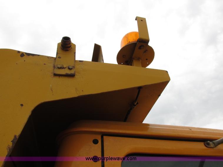 image for item I8977 1992 International 4900 dump truck