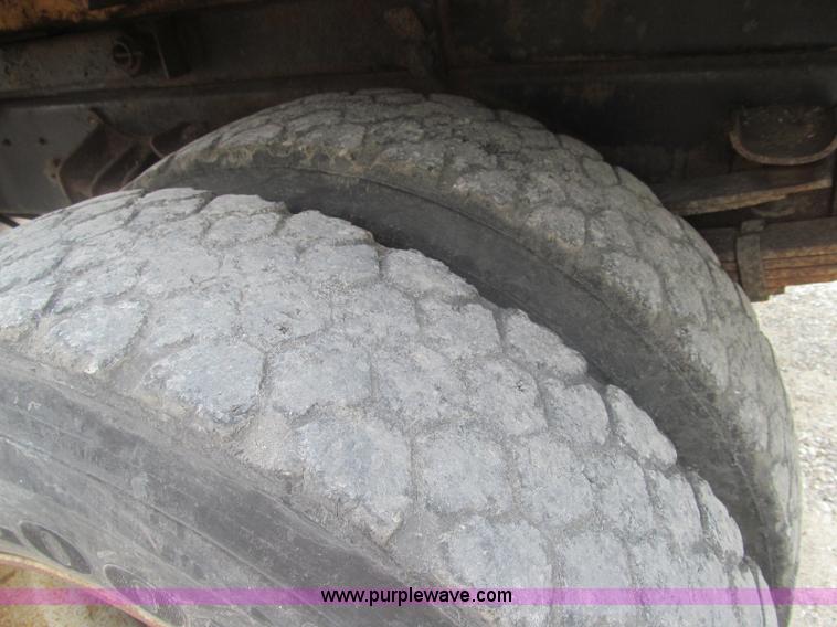 image for item I8977 1992 International 4900 dump truck