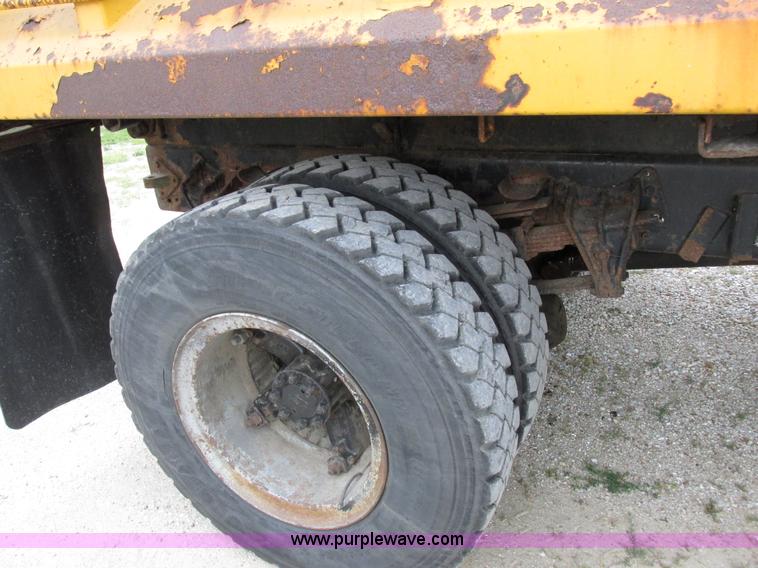 image for item I8977 1992 International 4900 dump truck