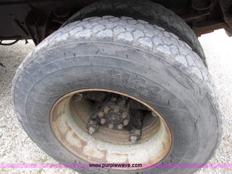 image for item I8977 1992 International 4900 dump truck