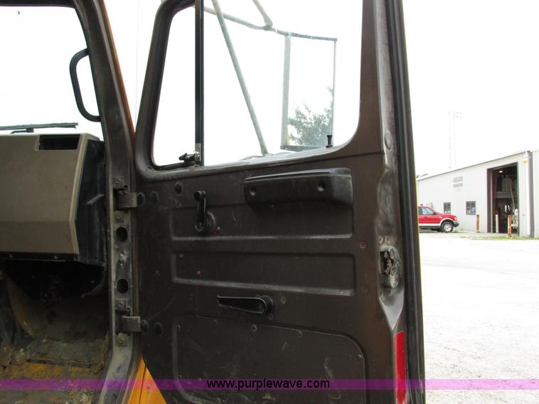 image for item I8977 1992 International 4900 dump truck