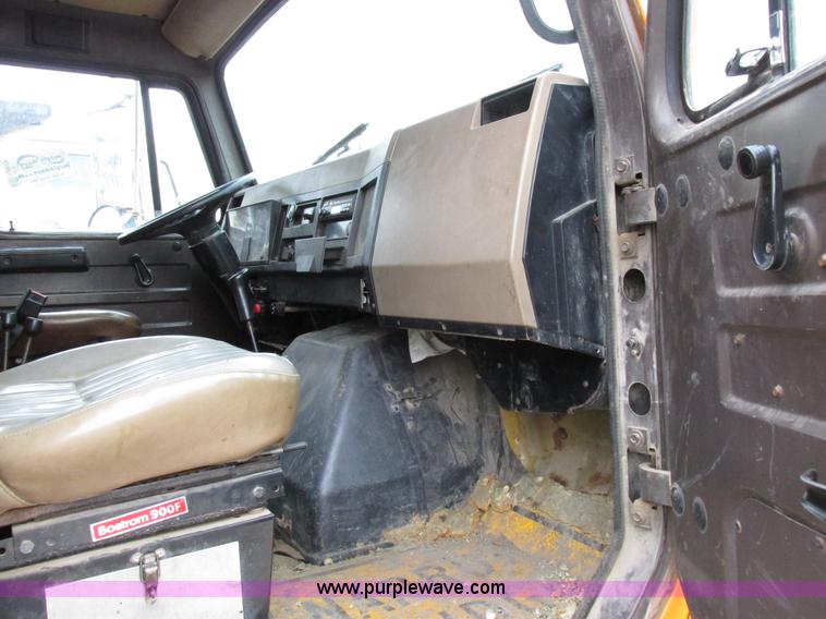 image for item I8977 1992 International 4900 dump truck