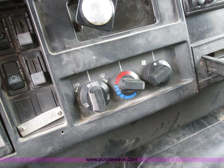 image for item I8977 1992 International 4900 dump truck