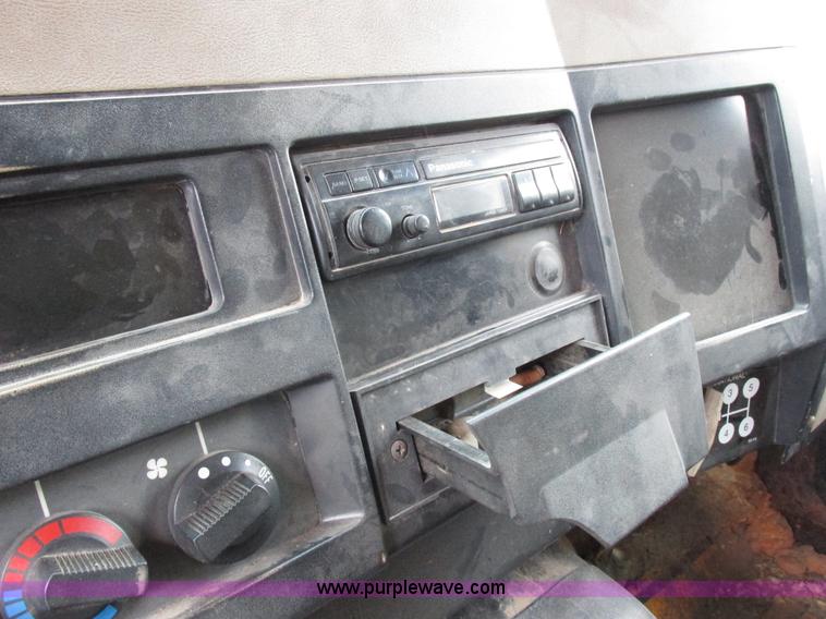 image for item I8977 1992 International 4900 dump truck