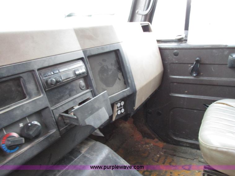 image for item I8977 1992 International 4900 dump truck