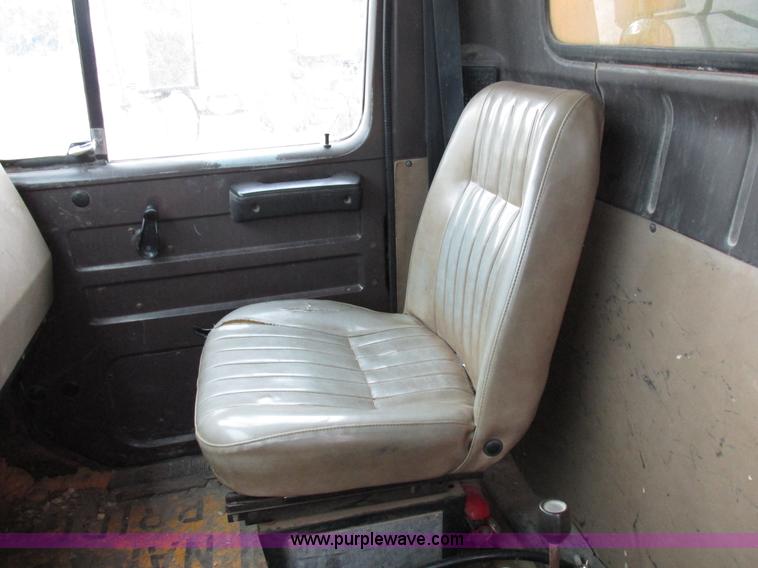 image for item I8977 1992 International 4900 dump truck