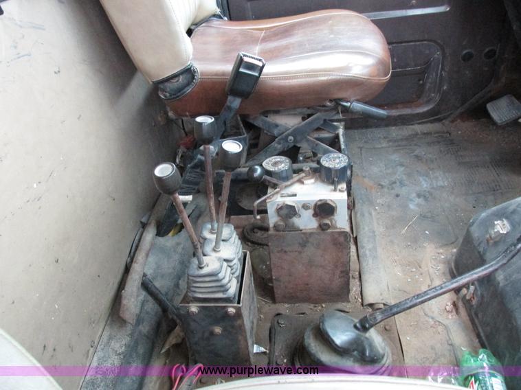 image for item I8977 1992 International 4900 dump truck