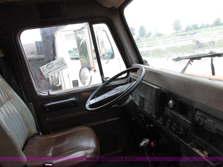 image for item I8977 1992 International 4900 dump truck