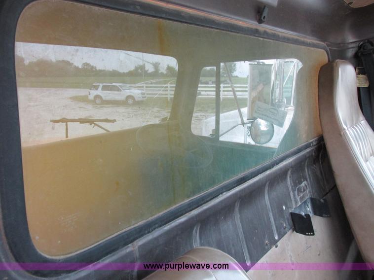 image for item I8977 1992 International 4900 dump truck