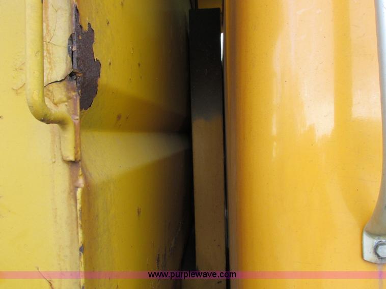 image for item I8977 1992 International 4900 dump truck