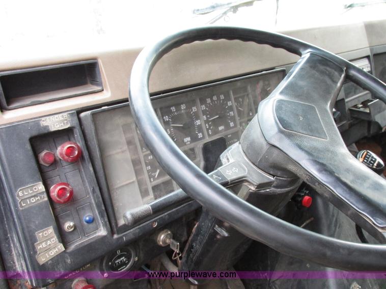 image for item I8977 1992 International 4900 dump truck