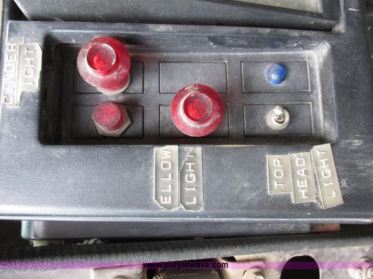 image for item I8977 1992 International 4900 dump truck