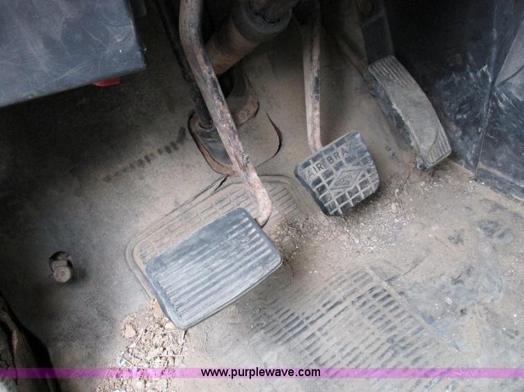 image for item I8977 1992 International 4900 dump truck