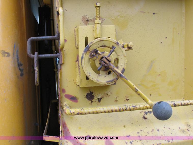 image for item I8977 1992 International 4900 dump truck