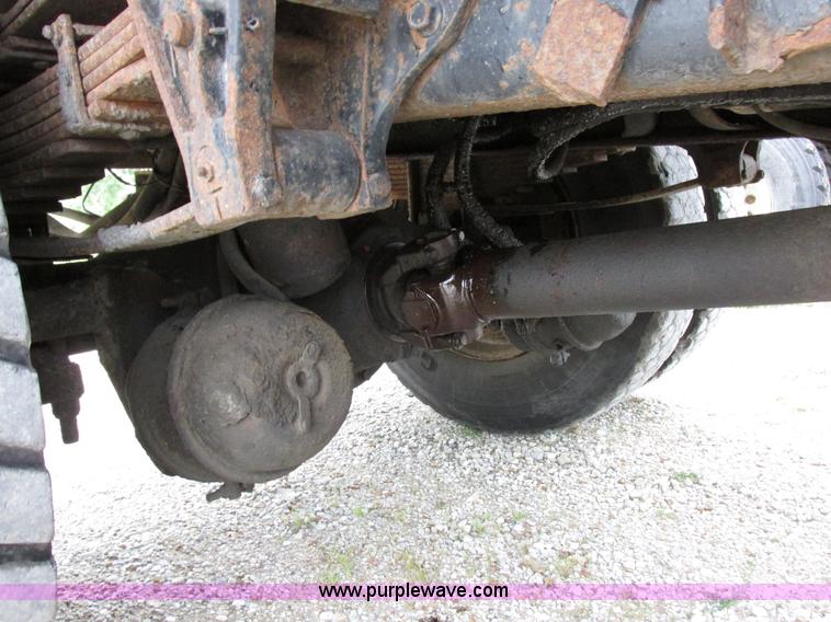 image for item I8977 1992 International 4900 dump truck