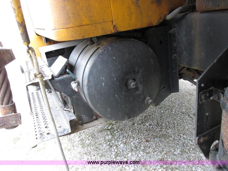 image for item I8977 1992 International 4900 dump truck