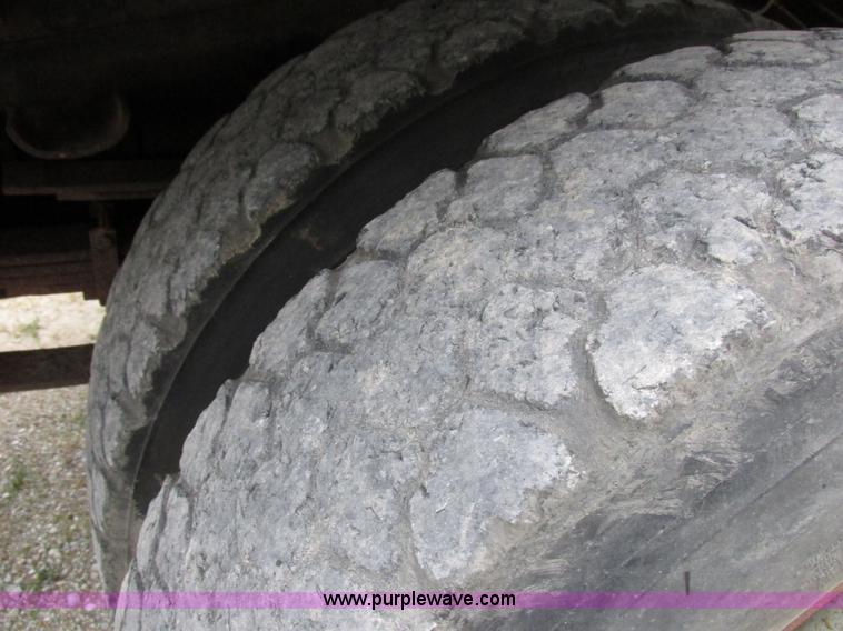 image for item I8977 1992 International 4900 dump truck