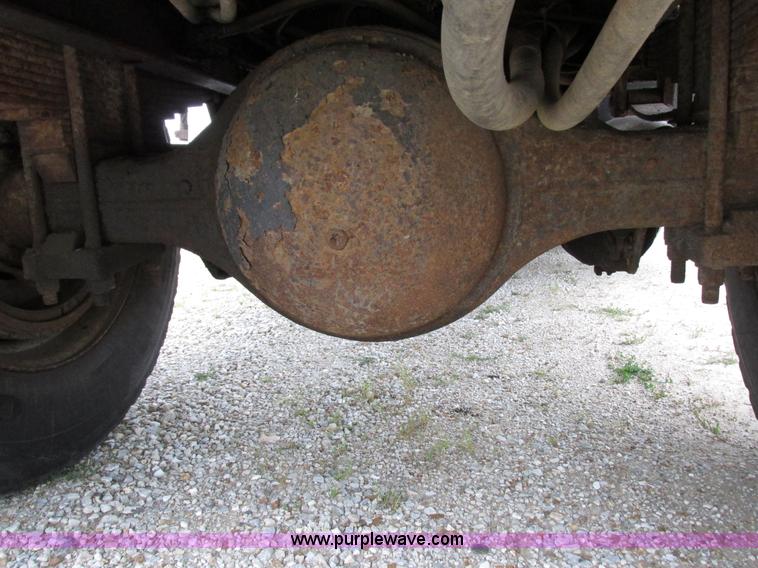 image for item I8977 1992 International 4900 dump truck