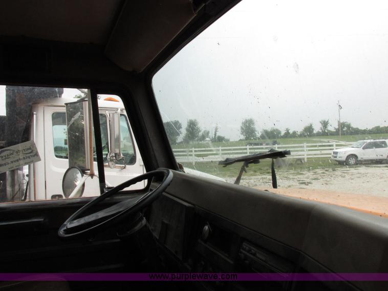 image for item I8977 1992 International 4900 dump truck