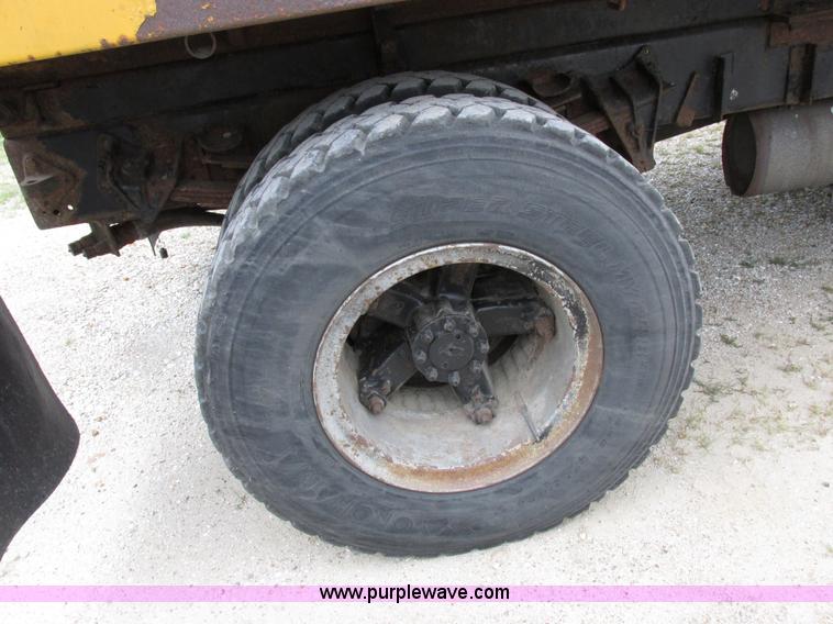 image for item I8977 1992 International 4900 dump truck