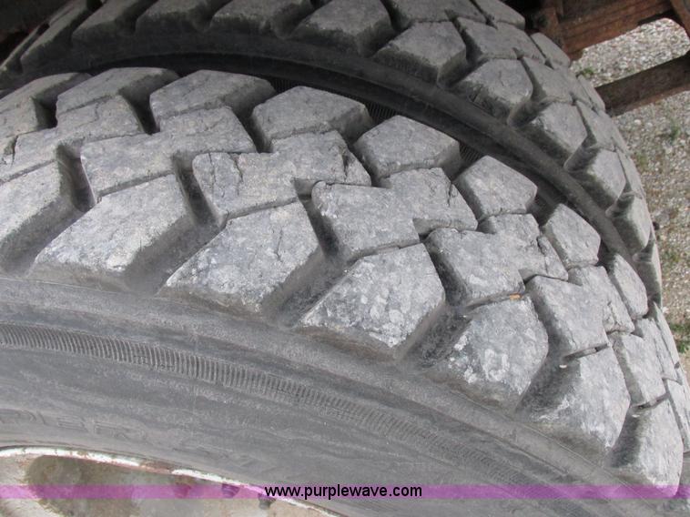 image for item I8977 1992 International 4900 dump truck