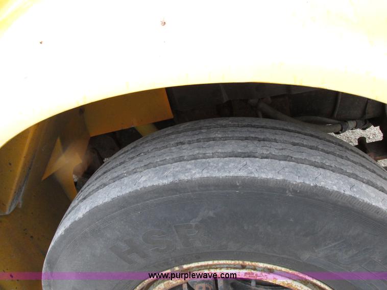 image for item I8977 1992 International 4900 dump truck