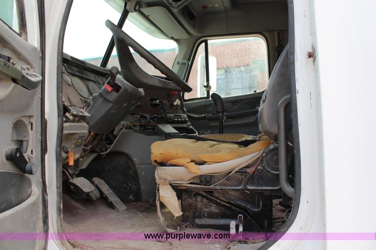 image for item J1083 2000 Freightliner Century Class semi truck