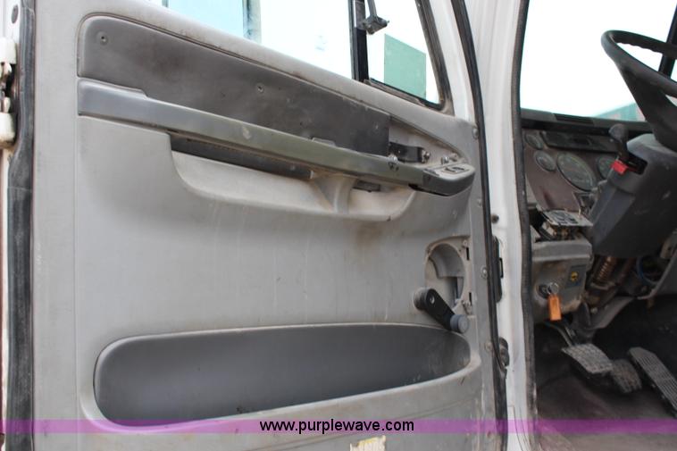 image for item J1083 2000 Freightliner Century Class semi truck