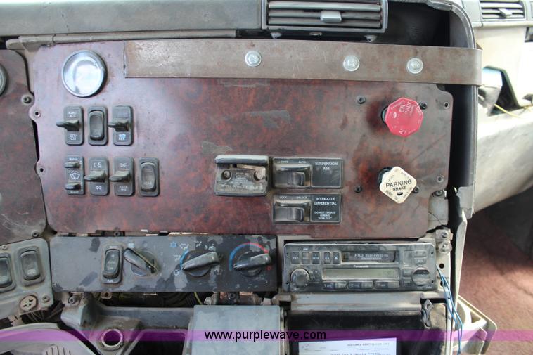 image for item J1083 2000 Freightliner Century Class semi truck