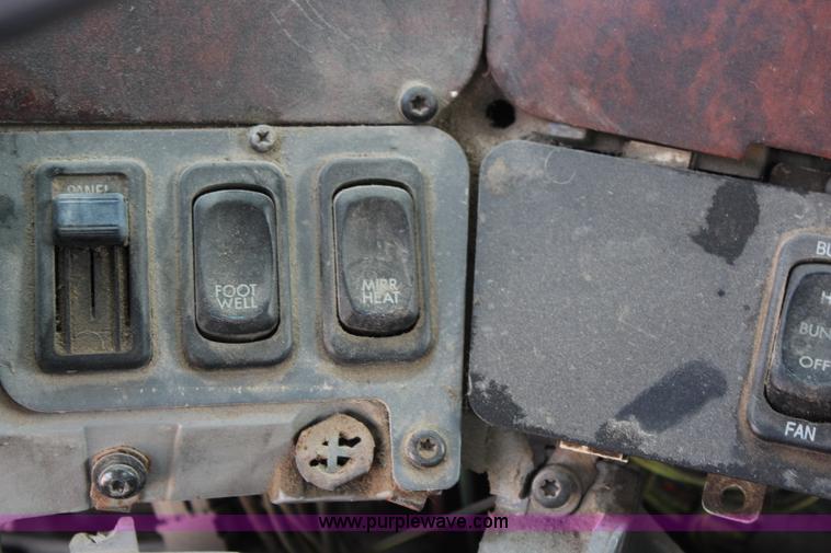 image for item J1083 2000 Freightliner Century Class semi truck