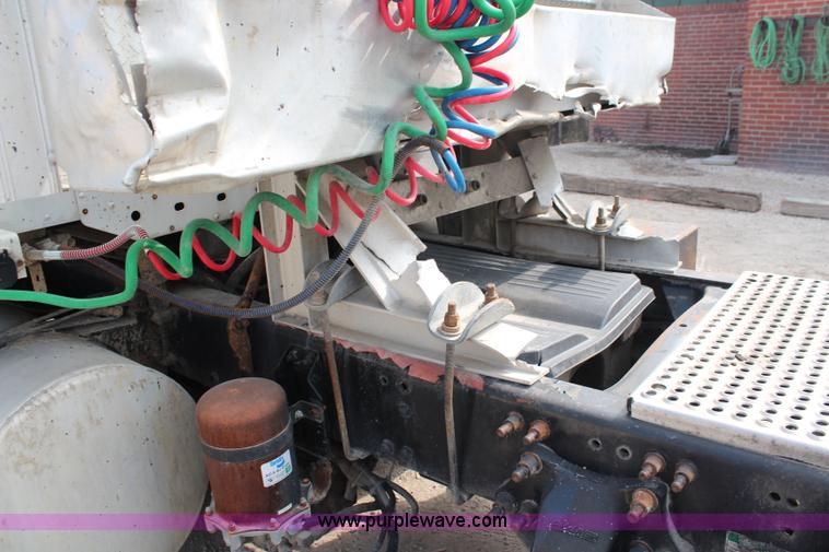 image for item J1083 2000 Freightliner Century Class semi truck