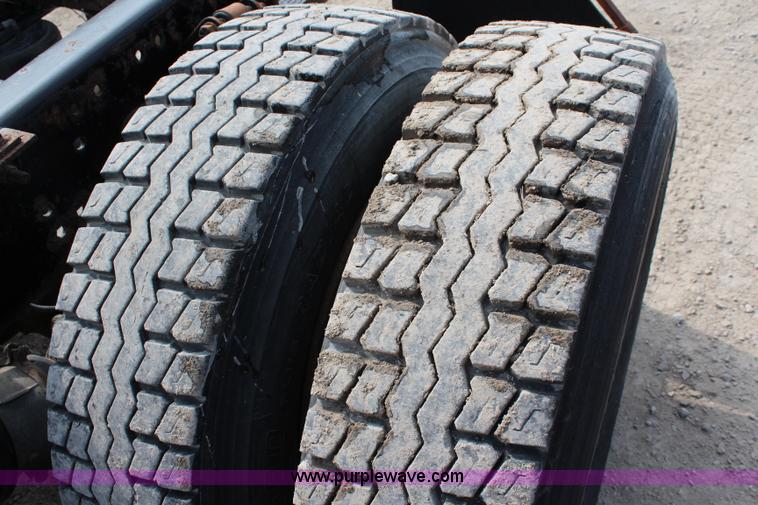 image for item J1083 2000 Freightliner Century Class semi truck