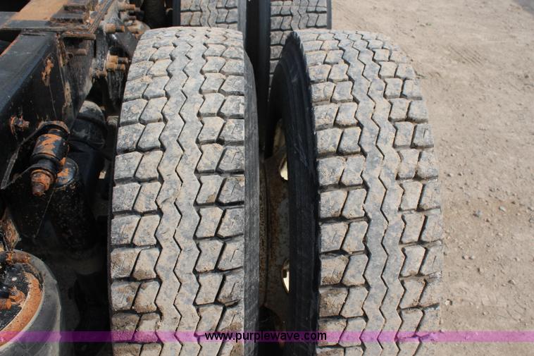 image for item J1083 2000 Freightliner Century Class semi truck