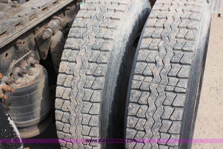 image for item J1083 2000 Freightliner Century Class semi truck