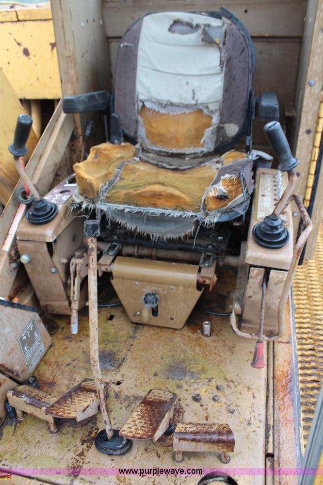 image for item J1204 1983 Caterpillar 225 excavator