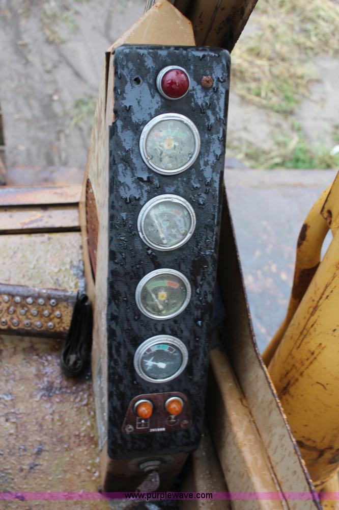 image for item J1204 1983 Caterpillar 225 excavator