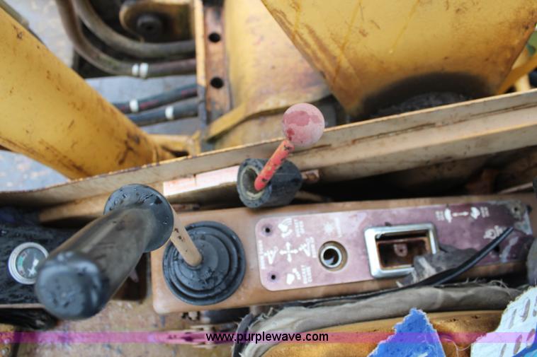 image for item J1204 1983 Caterpillar 225 excavator