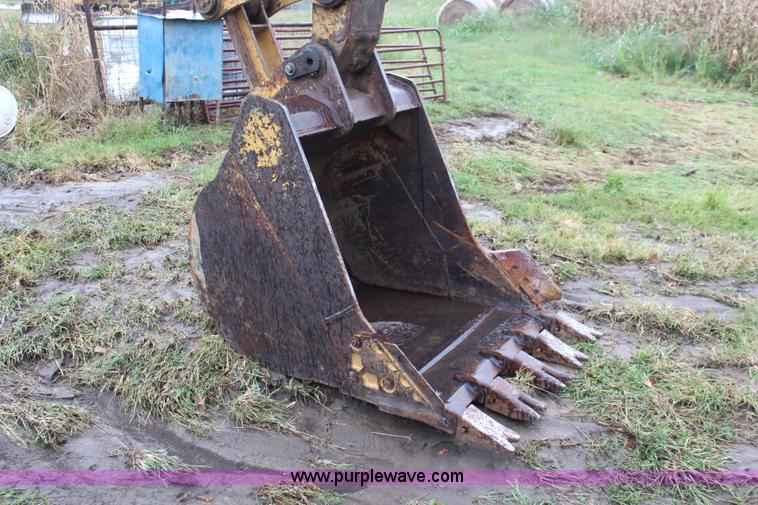 image for item J1204 1983 Caterpillar 225 excavator