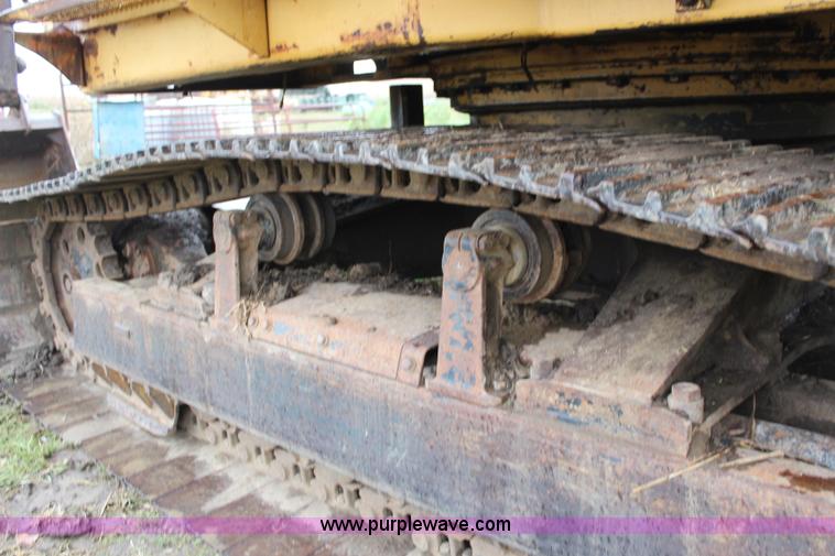 image for item J1204 1983 Caterpillar 225 excavator